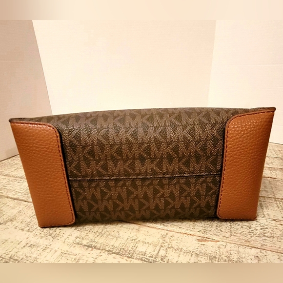 Michael Kors Mercer MD Messenger Brown - Picture 11 of 11
